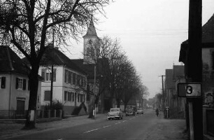 Norsingen: Dorfstraße mit Kirche