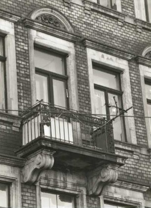 Dresden-Neustadt, Bischofsweg 44 / Ecke Alaunstraße. Wohnhaus mit Laden (um 1895). Balkon (2. Obergeschoß)
