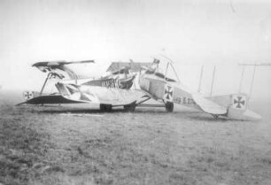 Zwei auf dem Landeplatz zusammengestoßene Doppeldecker (rechts LVG B. 274; um 1910/1914) der deutschen Luftstreitkräfte. Berlin-Johannisthal (?), Flughafen