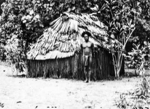 Person vor Tamban (Forschungsreise durch Deutsch-Guinea 1909)