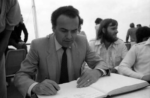 31. Tagung 1981 (29.6.-3.7.) Mediziner; Gruppen bei der Maikäferrede: Werner Arber trägt sich ins Gästebuch ein