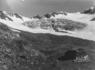 Würzburger Haus : Blick auf die Vernagthütte (Würzburger Haus) an den Hängen des Fluchtkogel (ca. 3500m).