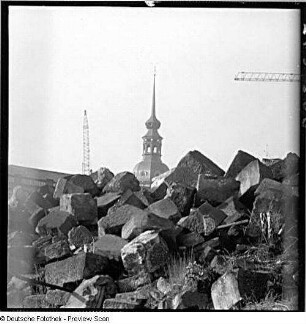 Dresden-Altstadt. Ruine der Frauenkirche während ihrer archäologischen Enttrümmerung. Trümmerhaufen mit oberem Teil des Hausmannsturms im Hintergrund