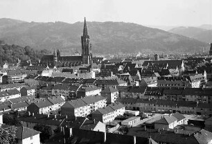 Freiburg: Blick vom Dach des Chemischen Institutes auf Stadtkern und Münster