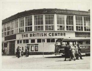 Berlin-Charlottenburg. Straßenansicht des British Centres, einem Deutsch-Englischen Theaterclub, der im teilzerstörten Haus Kurfüstendamm 156 bis 1956 seine Spielstätte hatte