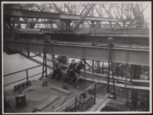 Hafenarbeiter entweder am Überseehafen Bremen oder am Hafen Hamburg
