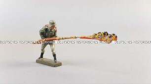 Massefigur: Soldat mit Flammenwerfer