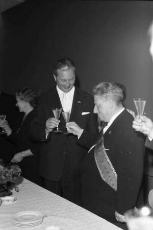 Freiburg: Regierungspräsidium; Anton Dichtel 60 Jahre; Ministerpräsident Kurt Georg Kiesinger und Anton Dichtel trinken sich zu