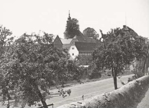 Kesselsdorf, Straßenbild mit Blick zur Kirche