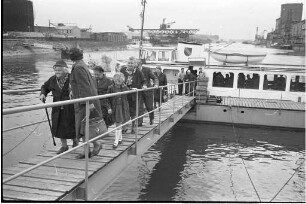 Ausflugsfahrten mit dem Motorschiff "Friedrich Töpper" im Rahmen der Altenhilfe Karlsruhe.