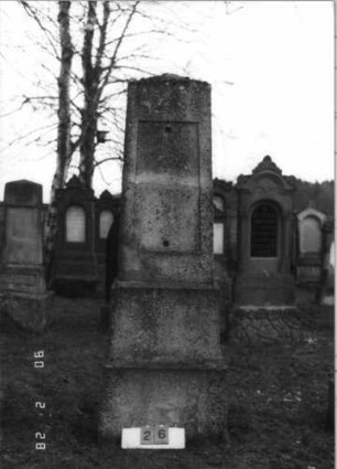 Grabstein 26 (Index: 100114949) Zustand: Texttafel fehlt Maße HxBxT: 214x61x30 cm Beschreibung: Obelisk auf gestuftem Sockel, eingesetzte Texttafel: Grabstein 26