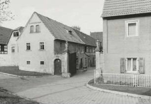 Mobschatz, Vierseithof : Mobschatz (Kreis Meißen-Radebeul), Vierseithof, Dorfplatz 1, nach 1816, 1855, Straßenansicht des Wohnstallhauses mit Hofeinfahrt