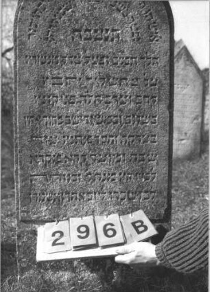Grabstein 296 (Index: 99786523) Maße HxBxT: 118x51x12 cm Besonderheit: kulturhistorisch wertvoll / hist.-wiss. Gründe (Gemeindestellung): Grabstein 296B