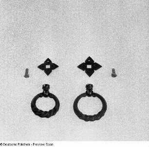 Ringgriff mit Beschlag : Zwei Ringgriffe mit Beschlägen (1981; VEB Metallwaren Naumburg)