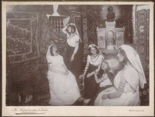 Orientalisch kostümierte Frauen.