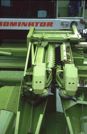 Fotografie: Erntetechnik, Mähdrescher selbstfahrend, Körnermais, Maispflückvorsatz