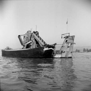 Schwimmbagger auf dem Rhein