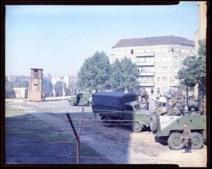 Fotografie: Provisorische Grenzanlagen an der Lohmühlenstraße in Berlin-Treptow