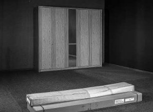 Anbauschrank eines Schlafzimmers und verpackte Teile des Doppelbettes (1986; VEB Möbelkombinat Zeulenroda-Triebes (ZEUTRIE))