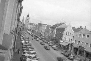 Vilsbiburg: Hauptstraße [Stadtplatz] mit Tortürmen, vom Hotel Haslbeck