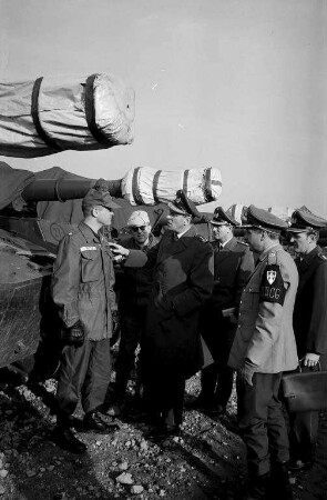 Besuch des kommandierenden Generals der Luftwaffengruppe Süd, Generalleutnant Hannes Trautloft, in der Neureuter US-Kaserne zur Information über das bevorstehende Manöver