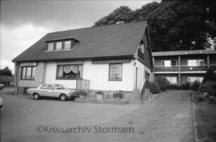 Gästehaus Seeblick: Ahrensböker Straße: Haus mit Terrasse: davor Parkplatz mit Pkw: rechts dahinter Hotelgebäude: hinten Bäume