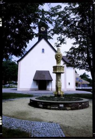 St. Peter: Lindenbergkapelle, außen, und Marienstatue
