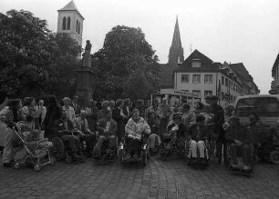 Freiburg im Breisgau: Rollstuhlfahrer demonstrieren auf dem Rathausplatz