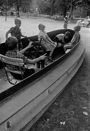 Aufstellung eines ehemaligen Stadtgartenbootes auf einem Kinderspielplatz, vermutlich in der Südstadt.