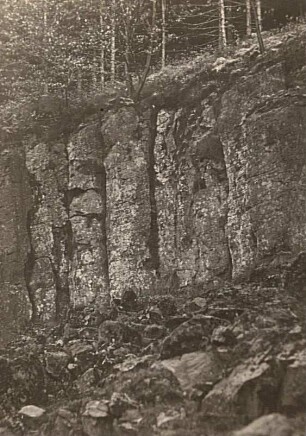 Erzgebirge. Pöhlberg. Basaltsäulen im N des Pöhlbergs bei Annaberg, sogenannte "Butterfässer"