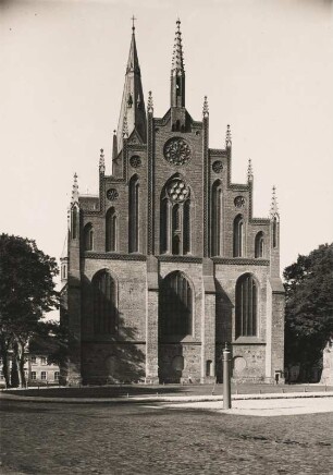 Friedland. Mecklenburg. Ansicht der von 1330 bis 1500 im Stil der norddeutschen Backsteingotik errichteten Pfarrkirche St. Marien. Hier die Ostseite