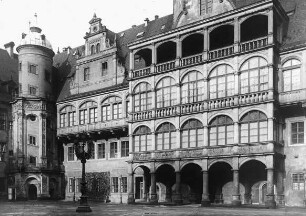 Dresden, ehem. Residenzschloss; Großer Schlosshof: vorn rechts der dem Hausmannsturm vorgelagerte 4-geschossige Altan mit Teilen des Nordflügels