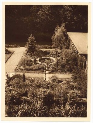 Garten Stier, Potsdam: Ansicht Wasserbecken und Steingarten sowie Bootshaus und Hafengraben vom Balkon aus gesehen