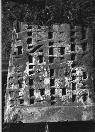 Grabstein 241 (Index: 100110515) Material: Sandstein Zustand: Fragment, leicht verwittert Maße HxBxT: 47x48x10 cm Beschreibung: Schriftfeld eingetieft (Fragment): Grabstein 241