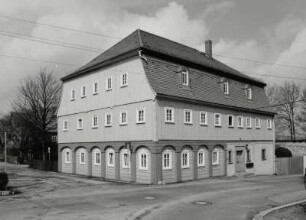 Neugersdorf, Wohnhaus : Neugersdorf. Wohnhaus (wohl 1813, ehemaliger Gasthof "Zur Rose") mit Scheune, August-Bebel-Straße 28. Eckansicht