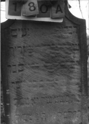 Grabstein 180 (Index: 100114657) Material: Sandstein Zustand: sehr stark verwittert mit sehr großem Textverlust Maße HxBxT: 159x57x12 cm Beschreibung: Stele mit Hufeisenbogen: Grabstein 180A