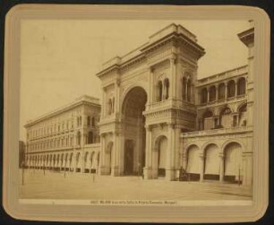Galleria Vittorio Emanuele II, Mailand: Außenansicht, Triumphbogen zum Domplatz
