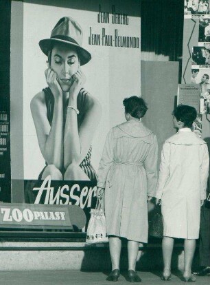 IFF 1960. Berlin, Straßenszene. Plakatbetrachterinnen