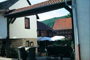 Blick durch überdachtes Tor in "Ponyhof"