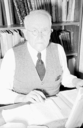 Wittenweiler: Missionar [Adolf] Vielhauer, Portrait am Arbeitstisch
