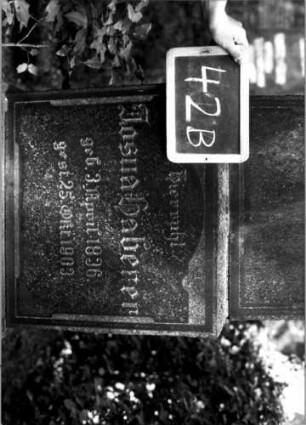 Grabstein 42 (Index: 100110013) Material: Granit Zustand: gut Maße HxBxT: 230x56x30 cm Beschreibung: Obelisk, getreppter Sockel Symbolik: Zweige Steinmetz: H. Ostberg: Grabstein 42B