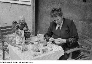 Frau Liebich beim Puppen herstellen