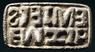 Rechteckiger Stempel mit unverständlicher lateinischer Inschrift: EMIETS / ...