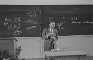 Dresden-Räcknitz, Zellescher Weg 12/14 (Willers-Bau der TH Dresden). Serie "Jahrestagung Deutsche Mathematiker-Vereinigung Dresden 1957". Prof. Dr. Pawel Sergejewitsch Alexandrow beim Vortrag mit Tafelbild