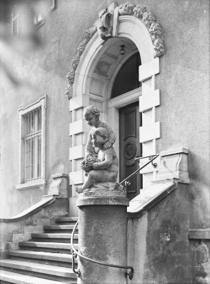 Dresden-Loschwitz, Schillerstraße 15. Hauseingang mit Puttenpaar (1901/1933)