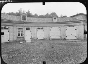 Oppurg, Schloßstraße 2. Schloß (1705-1708, Umgestaltung 1746-1747, Restaurierung seit 1984). Wirtschaftsgebäude. Hofansicht
