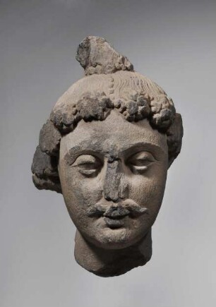 Kopf des zukünftigen Buddha Maitreya mit Schnurrbart