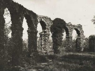Baden-Würtemberg. Schwetzingen. Schlosspark des Schlosses Schwetzingen. Ansicht der 1779 geschaffenen künstlichen Ruine eines römischen Aquäduktes