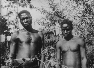 Doppelportrait : Doppelportrait zweier Männer der Makonde mit Skarifizierungen