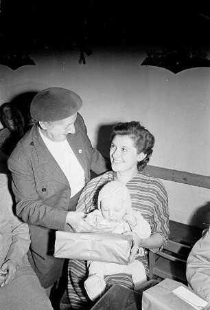 Hilfssendung des kanadischen Jugend-Rotkreuzes an Flüchtlinge in Karlsruhe.